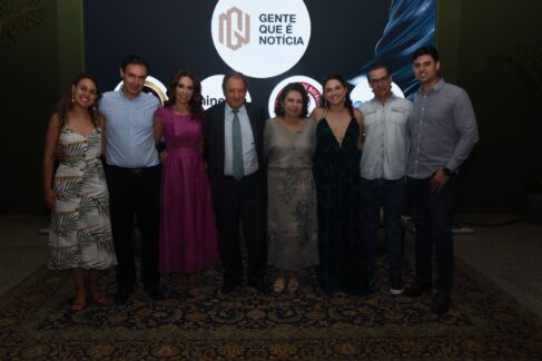 Destaque do setor de Desenvolvimento, da edição 2023 do Gente Que é Notícia 2023, o agropecuarista e industrial, Ibar Vilela de Queiroz, da Minerva Foods, dedicou a homenagem a esposa , aos sete irmãos e filhos Comemoração em família