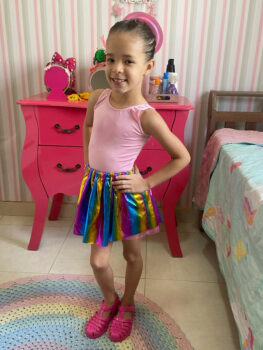 Maria Eduarda dos Santos brilha como uma estrela radiante em seu sétimo aniversário, cercada pelo amor incondicional de seus queridos pais, Tininho Junior e Fabricia. Seu sorriso encantador ilumina não apenas o rosto, mas também os corações de todos os amiguinhos que a cercam. Parabéns, Duda, por ser tão linda e amada! Parabéns, Duda!