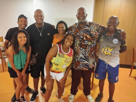 O cantor Péricles reinou em noite de muita música durante o Bloquim 2024, no Parque do Peão. O artista celebrou o sucesso ao lado de familiares em Barretos. Na foto Maurício, Maria, Renê, Glaúcia, Mara e Perícles ao lado do tio, Benedito Faria, árbitro de futebol Péricles é família!