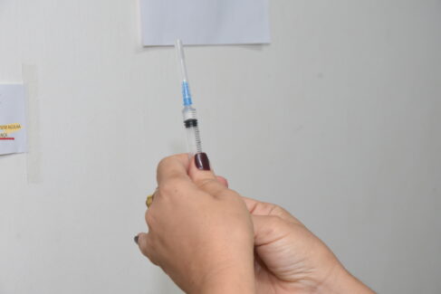 Cronograma de vacinação busca evitar desperdício de doses contra a Covid ( Foto: Tininho Junior) Com relação a Covid-19, a Secretaria de Saúde informou que de um total de 7.839 notificações, testaram positivo para a doença, um total de 2.469 pessoas.