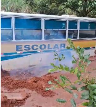 ônibus escolar A reportagem do Jornal O Diário e da Rádio O Diário Independente foram procurados por moradores e munícipes que residem em Barretos e têm parentes na área rural do Brejinho, que reclamaram das condições em que se encontra a estrada rural.