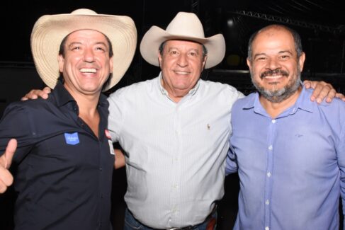 Ribeirão Rodeo Music reuniu muitos barretenses no final de semana que foram flagrados pelas lentes de Diego Rodrigues. Na foto, Calil, Hussein Gemha e Luit Marques Barretenses No Ribeirão Rodeio Music
