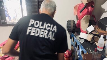 Agente da Polícia Federal durante ação da Operação "Horus", desencadeada pela Delegacia de Ribeirão Preto (Foto: Polícia Federal/Divulgação)