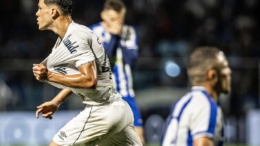 O Santos conseguiu a sua segunda vitória consecutiva no Campeonato Brasileiro da Série B. Jogando em Santa Catarina, no estádio da Ressacada, venceu o Avaí por 2 a 0, com gols de JP Chermont e Júlio Furch.