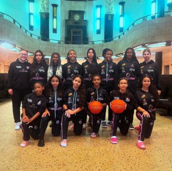 WhatsApp Image 2024-04-23 at 16.25.08 A equipe de basquete feminino da APAB Barretos, comandada pela treinadora Cynthia Almeida, está invicta no Campeonato Paulista categoria Sub-13 e lidera a competição que reúne 8 equipes de todo o estado de São Paulo.