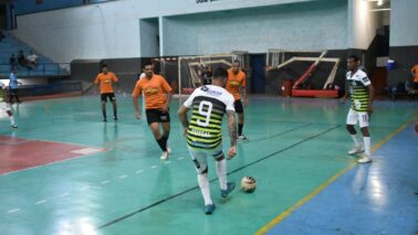 A grande final do 26º Campeonato Municipal de Futsal Adulto será disputada pelos times Barretos II e LT Sports nesta quinta-feira (25), às 20h30, no Ginásio do Rochão. Os finalistas foram conhecidos na terça-feira, dia 23, nos jogos da semifinal.