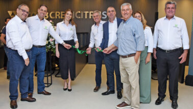 Diretores e colaboradores da Credicitrus na inauguração do novo posto de atendimento (Foto: O Diário de Barretos)