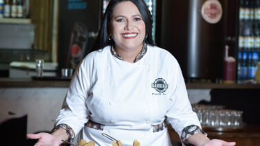 A chef de cozinha/churrasqueira, Priscila Araújo, abriu as portas do Restaurante Costela Barbecue, no recinto Paulo de Lima Correa,
