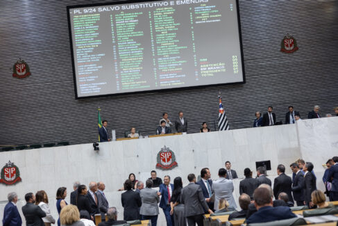 Assembleia aprova criação de escolas cívico-militares na rede pública Assembleia aprova criação de escolas cívico-militares na rede pública