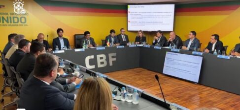 TV CBF O Campeonato Brasileiro será retomado a partir do sábado (1º), conforme decisão unânime dos 20 clubes que integram o Conselho Técnico Extraordinário da competição, durante reunião na segunda-feira (27), na sede da CBF, no Rio de Janeiro.