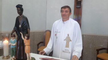 A Paróquia Santo Antônio de Pádua agendou para sexta-feira (16), às 19h30, a realização do tradicional casamento comunitário realizado anualmente.