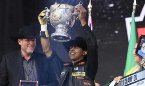 O peão brasileiro Cássio Dias Barbosa, mineiro, de São Francisco de Sales, sagrou-se campeão mundial de rodeio em touros da Professional Bull Riders (PBR) na competição disputada nos Estados Unidos, no último domingo (19). Ele é exemplo de resiliência e determinação, superando uma lesão grave para conquistar o título. Sucesso!! Campeão Mundial PBR