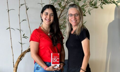 A ganhadora Estela Beirigo do Carmo participou da promoção de 50 anos do Grupo Joia e ganhou um smartphone, entregue pela vendedora Silvania. No total serão 60 smartphones até dezembro. Participe e boa sorte! 50 anos do Grupo Joia
