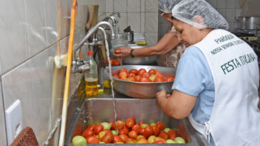 Voluntárias trabalham na preparação dos pratos típicos da festa italiana (Foto: O Diário de Barretos)