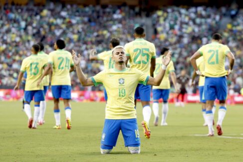 Brasil gol Em amistoso movimentado, o Brasil superou o México, no primeiro teste antes do início da Copa América.