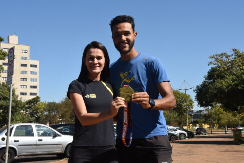 TIN_9093 A cidade de Barretos foi representada no último domingo (2), por cerca de 50 atletas na Maratona Internacional do Rio de Janeiro, que teve a largada no Aterro do Flamengo. Os competidores disputaram a prova em várias distâncias, entre eles, destaque para a participação dos professores de educação física, Nivaldo Modesto de Souza Júnior, 24 anos e Jéssica Martins da Silva, 33 anos, que competiram na maratona de 42 km e 195 metros.