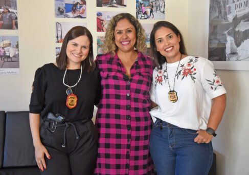 A delegada Denise Paro, a jornalista Fabiola Correa e a escrivã de polícia Taciana Nunes ilustram a coluna de hoje durante especial encontro na DDM Especial encontro na Delegacia da Mulher