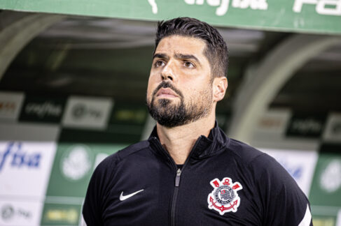 antonio_oliveira_durante_jogo_do_corinthians_q7x6 O Corinthians demitiu na tarde desta terça (2), o técnico António Oliveira do comando da equipe.