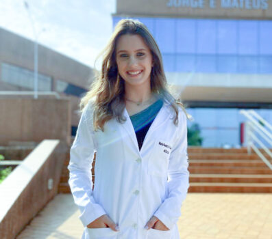 Maria Beatriz Albani Santos Carvalho, estudante do 11º período do curso de Medicina da FACISB, orientada pela profª Gabriela Rossi Zaia O fluxo de atendimento na Saúde Pública