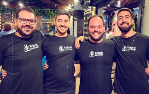 Igor Melo, Felipe Barreiros, Gustavo Silveira e Rodrigo Rodrigues celebram o sucesso da Feitoria da Cerveja que agrada público com paladar apurado e torna-se point da cidade reunindo aqueles que gostam de uma boa cerveja artesanal, gastronomia de alta qualidade e música boa! Parceria e point