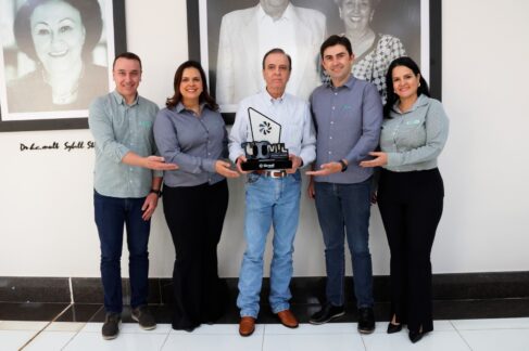 Fábio, Magalli, Fernando e Michele, da Sicredi, entregaram troféu para Henrique Prata (centro) Fábio, Magalli, Fernando e Michele, da Sicredi, entregaram troféu para Henrique Prata (centro)