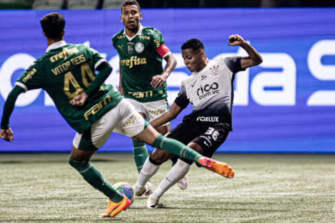 wesley O Palmeiras levou a melhor sobre o Corinthians e venceu o maior rival por 2 a 0, nesta segunda-feira (01), no Allianz Parque. Com o resultado, o Palmeiras volta a assumir a vice-liderança do Campeonato Brasileiro, no duelo que marcou o encerramento da 13ª rodada. Raphael Veiga, com um gol, uma assistência e a expulsão, foi o destaque do clássico.