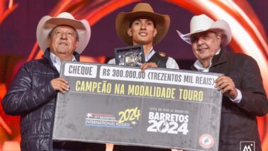 É do Brasil mais o título do 31º Barretos International Rodeo. Após três rounds e a semifinal que definiu os 10 finalistas dos 35 competidores que disputaram a edição de 2024, o título de campeão do Barretão