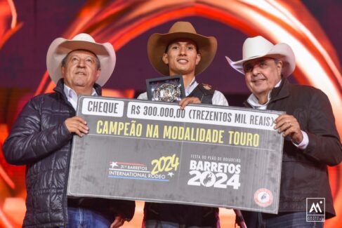 (7) É do Brasil mais o título do 31º Barretos International Rodeo. Após três rounds e a semifinal que definiu os 10 finalistas dos 35 competidores que disputaram a edição de 2024, o título de campeão do Barretão