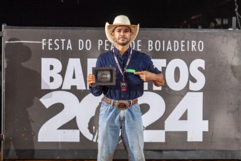 WhatsApp Image 2024-08-17 at 00.23.14 O segundo round de montarias em touros da Final Nacional da PBR Brazil teve sequência na noite desta sexta-feira (16), com os 25 melhores competidores do ranking nacional disputando o título da etapa Barretos e o título de Campeão Brasileiro da temporada.