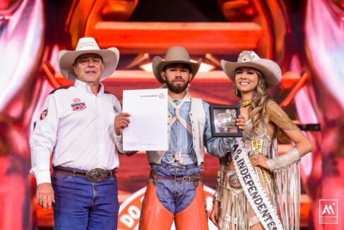 WhatsAA 69ª Festa do Peão de Barretos já tem um novo campeão do rodeio em cavalos no estilo Bareback. Na grande final na Arena de Rodeios do Parque do Peão, o título de campeão ficou com Jesse Oliveira, 27 anos, de Ipixuna-AM pp Image 2024-08-18 at 19.12.26 A 69ª Festa do Peão de Barretos já tem um novo campeão do rodeio em cavalos no estilo Bareback. Na grande final na Arena de Rodeios do Parque do Peão, o título de campeão ficou com Jesse Oliveira, 27 anos, de Ipixuna-AM