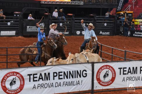 WhatsApp Image 2024-08-23 at 00.12.07 As competições do Team Penning nas somas 6 e 11 começaram nesta quinta-feira (22), dentro das competições do 31º Barretos International Rodeio Internacional, no estádio de Rodeios do Parque do Peão de Barretos.
