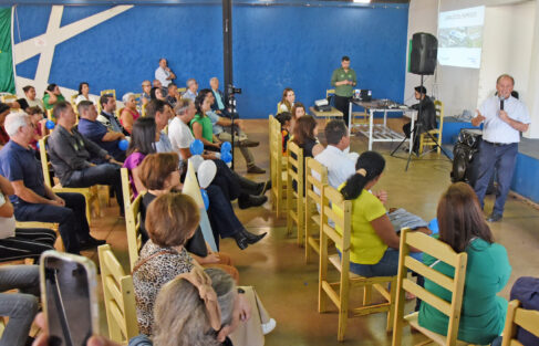 emanoel Em convenção realizada na manhã deste domingo (4), na sede da Casa dos Engenheiros e Arquitetos, o Partido Democracia Cristã, com a presença de diversas lideranças, confirmou o lançamento da pré-candidatura do médico e ex-prefeito, Emanoel Mariano Carvalho, como pré-candidato a prefeito de Barretos.