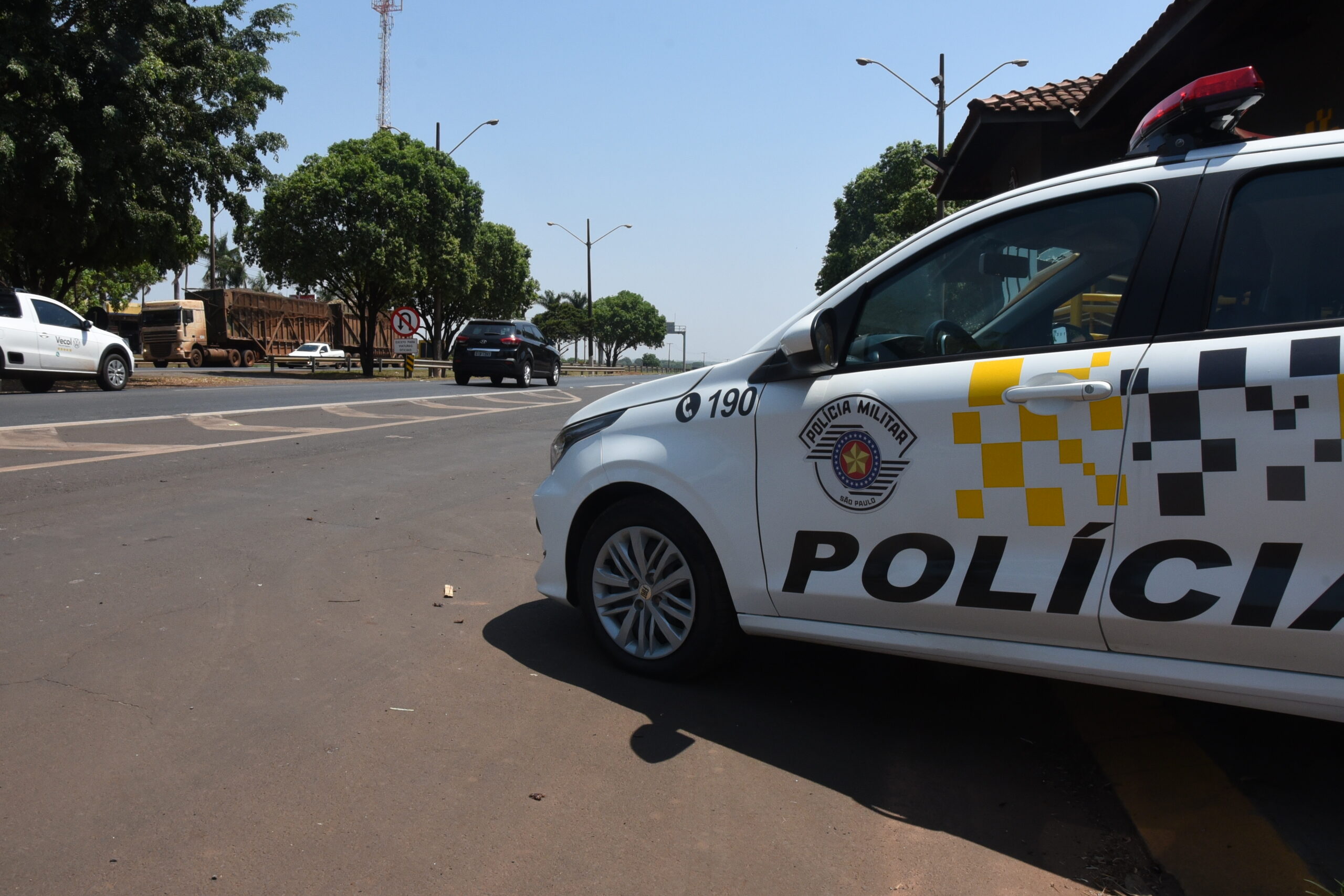 Caminhão colide contra radar na rodovia Faria Lima