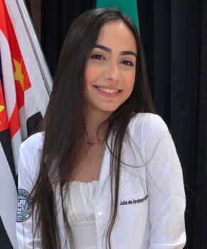 Julia de Andrade Martinez, estudante do 4º período do curso de medicina da FACISB, orientada pela profª Luciana Jorge AIDS atinge muitos idosos no Brasil!
