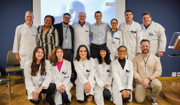 Secretário Renato Feder com alunas premiadas e participantes da coordenação do concurso