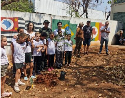 Plantio Durante o mês de setembro, que se comemora o Dia da Árvore no dia 21 de setembro, a Secretaria do Meio Ambiente e Agricultura realizou a distribuição de 1.650 mudas de árvores entre os dias 1º e 20 deste mês.