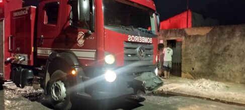 Bombeiros apagam incêndio em residência no bairro Pimenta (Foto: O Diário de Barretos) Bombeiros apagam incêndio em residência no bairro Pimenta (Foto: O Diário de Barretos)