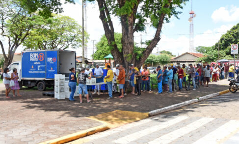 Fila para atendimento na unidade móvel no bairro São Judas Fila para atendimento na unidade móvel no bairro São Judas