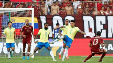 O Brasil empatou em 1 a 1 com a Venezuela, na noite de quinta (14), em Maturin, em partida válida pela 11ª rodada das Eliminatórias da Copa do Mundo de 2026. O gol brasileiro foi marcado por Raphinha.
