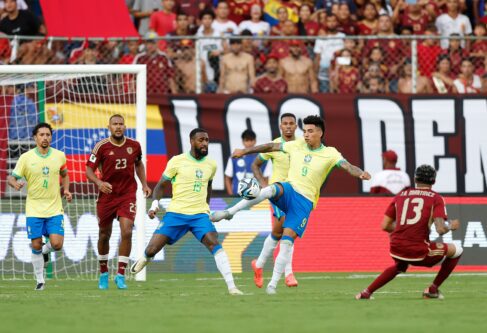 Brasil O Brasil empatou em 1 a 1 com a Venezuela, na noite de quinta (14), em Maturin, em partida válida pela 11ª rodada das Eliminatórias da Copa do Mundo de 2026. O gol brasileiro foi marcado por Raphinha.