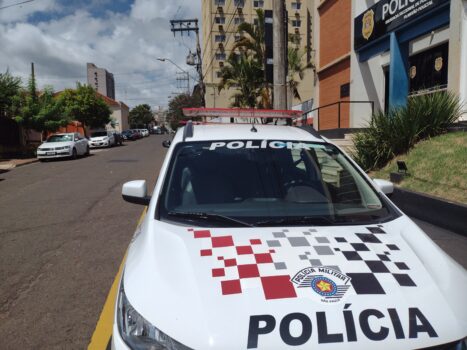 Jovem é detido pela PM por tráfico de entorpecente (Foto: O Diário de Barretos) Os policiais militares compareceram no Plantão Policial relatando que após o COPOM irradiar uma ocorrência de furto de celular, ocorrido na avenida 23 nº 12