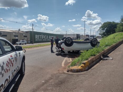 Carro capota na avenida Engenheiro José Domingos Ducati (Foto: O Diário de Barretos) Carro capota na avenida Engenheiro José Domingos Ducati (Foto: O Diário de Barretos)