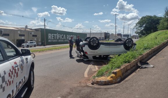 Carro capota na avenida Engenheiro José Domingos Ducati (Foto: O Diário de Barretos)