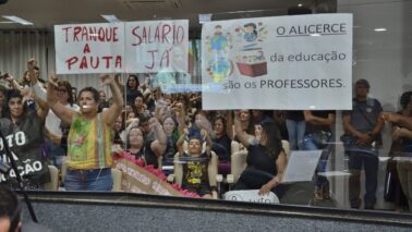 Protesto de professores na sessão legislativa de 18 de novembro (Foto: Comunicação Câmara)