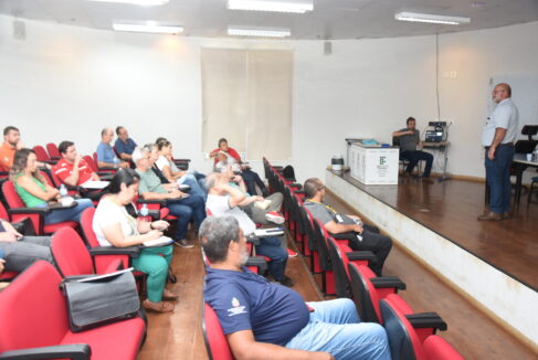 TIN_4664 A Casa da Agricultura de Barretos, através da CATI - Coordenadora de Assistência Técnica Integral - Regional Barretos realizou ontem (12), no campus do Instituto Federal de São Paulo, o curso sobre “Criação de Abelhas sem Ferrão I (Meliponicultura)”, ministrado pelo médico veterinário da CATI Ribeirão, Ricardo Bruxelas Ribeiro
