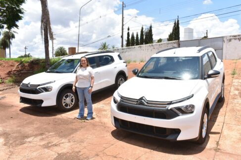 WhatsApp Image 2024-11-15 at 10.53.56 A prefeita Paula Lemos realizou nesta quinta-feira, 14, a entrega oficial para a Secretaria Municipal de Saúde de dois veículos Citroen C3, cada um com capacidade para sete pessoas. Paula destacou que, com esses, chega-se a 14 novos veículos para a Saúde desde o início de sua gestão.