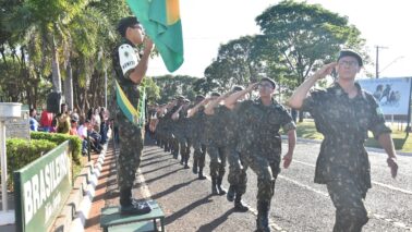 A turma de atiradores do Tiro de Guerra de Barretos, com o comando do chefe da instrução, subtenente Carlos Magner de Oliveira Alves e o sargento João Paulo