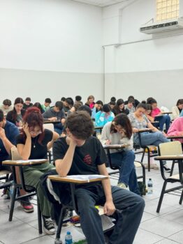 Estudantes durante a prova da primeira fase da Fuvest, que foi realizada no domingo, dia 17 (Legenda: Guilherme Santiago/FUVEST) Estudantes durante a prova da primeira fase da Fuvest, que foi realizada no domingo, dia 17 (Legenda: Guilherme Santiago/FUVEST)