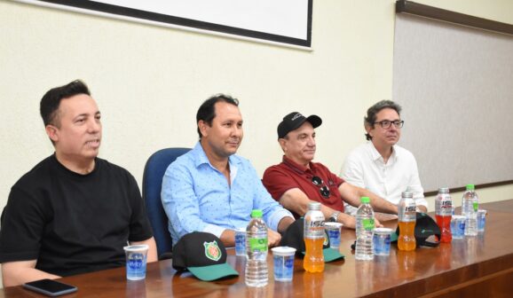 A diretoria do Barretos Esporte Clube, representada pelo coordenador das categorias de base, Silvando Souza, o vice-presidente Marcelo Rios Wtizel e o tesoureiro Lucas Andrade fizeram na manhã desta segunda (18), a apresentação do treinador Vilson Tadei e do seu filho, o auxiliar técnico, Maycon Tadei.