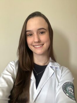 Maria Eduarda de Oliveira Spegiorin, estudante do 4º período do curso de medicina da FACISB, orientada pelo prof. Eduardo Marcelo Cândido Automedicação: solução rápida que pode trazer riscos